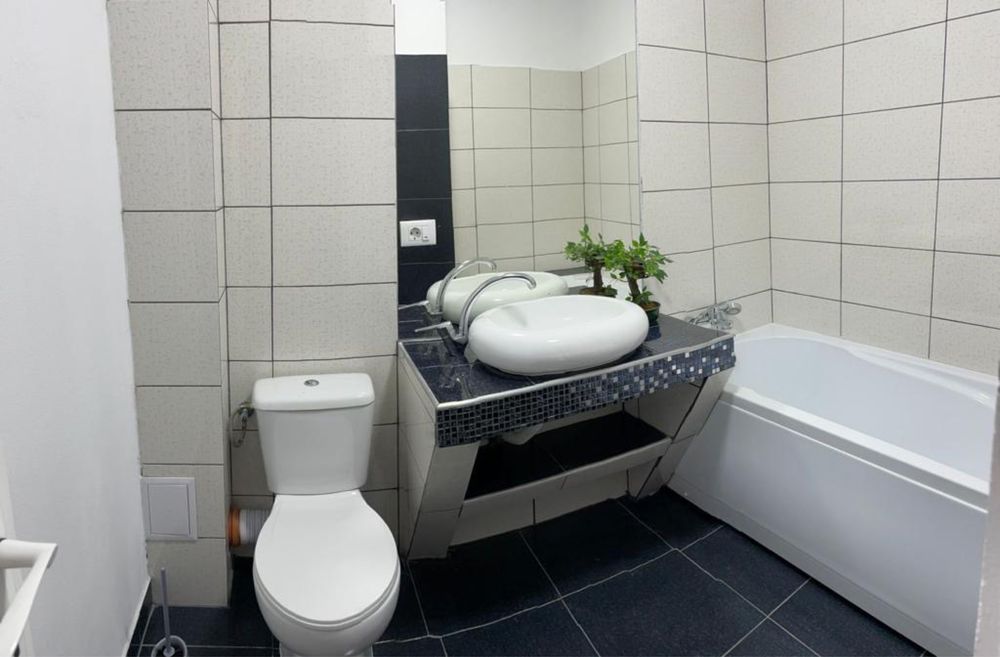 Apartament cu 3 camere decomandate, luminos, cu curte, centrala proprie si aer conditionat, la 15 min de UVVG