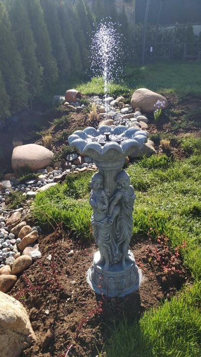 Елегантен бетонен фонтан-Трите грации