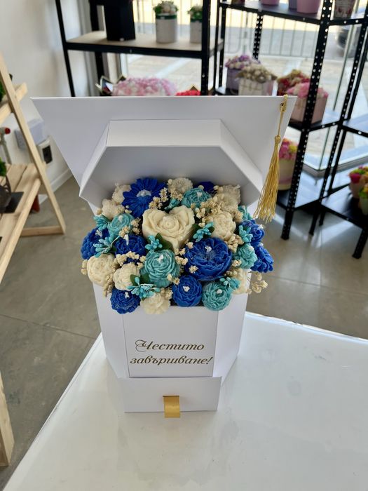 Кутия шапка със свещи за завършване