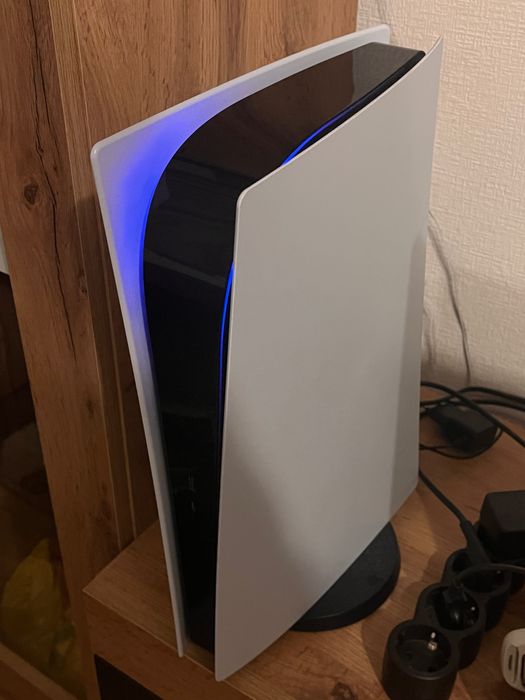 Playstation 5 дигитален със два оригинални контролера