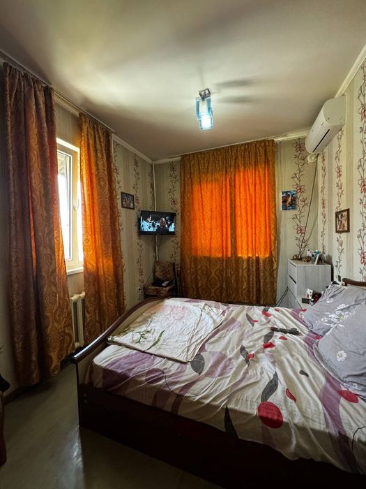 Продам 2 комнатую квартируи. Сто метров от кадышева базара.