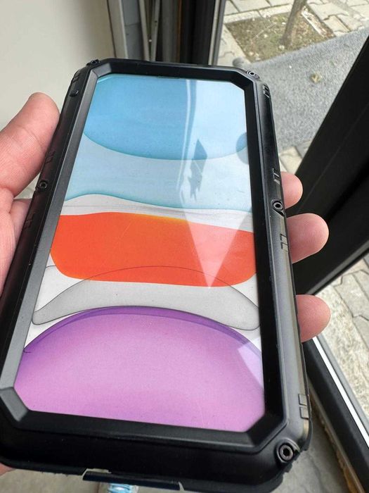 Husa Beeasy compatibila cu iPhone 11 neagra, usor zgariata