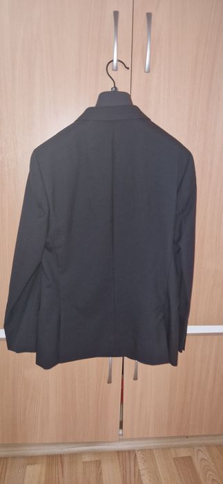 Мъжки костюм DKNY в комплект с вратовръзка и нова риза.