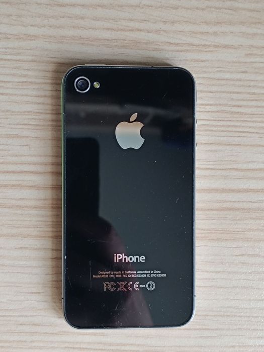 Apple iPhone 4 със зарядно