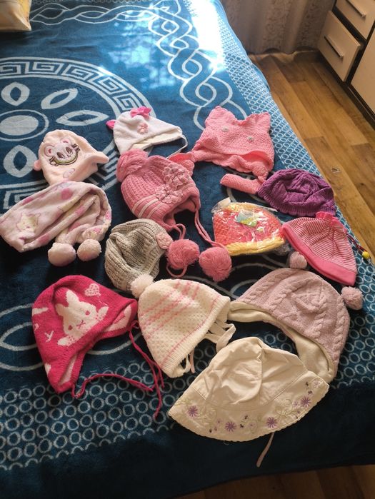Отдам даром шапочки для девочки.
