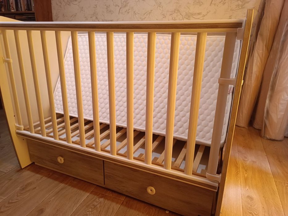 Продавам: Детско легло 120/60см с люлеещ механизъм.