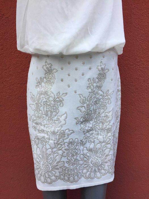 Елегантна бяла рокля