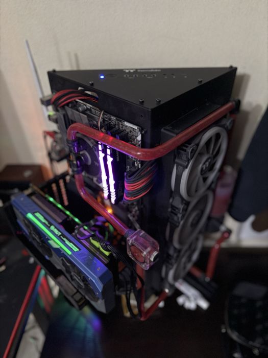 компьютер с кастомным водяным