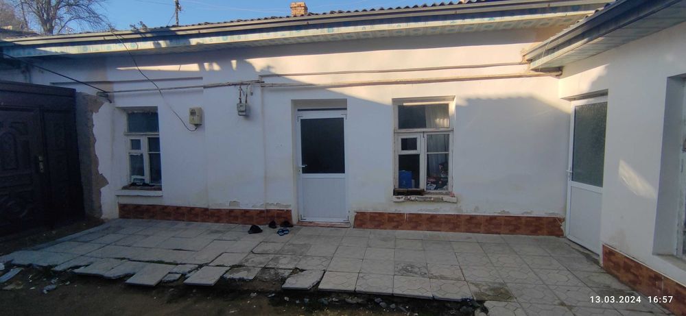 Срочно продается дом в центре город общ. дворе с своим отделом дворико