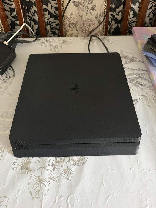 Продаю PS 4,в отличном состояние