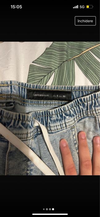 Blugi albastri rupti