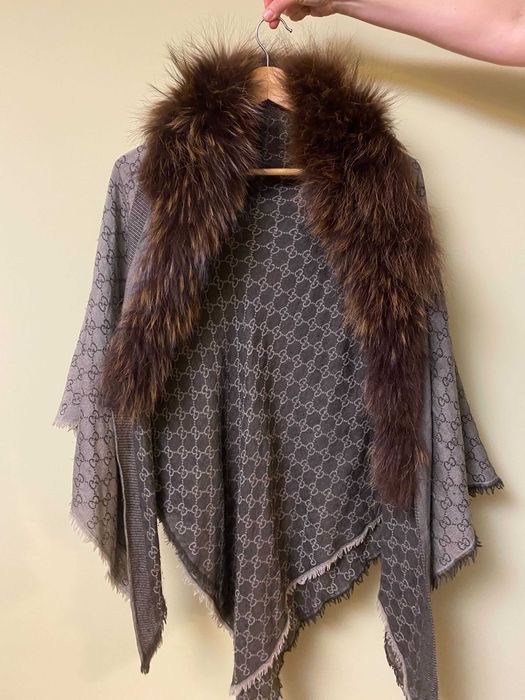 шал/пончо с яка от естествен косъм Gucci