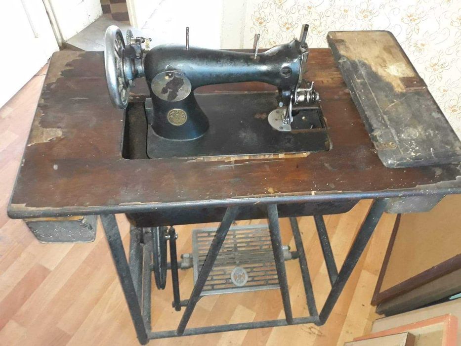 Masina de cusut mecanica cu pedala