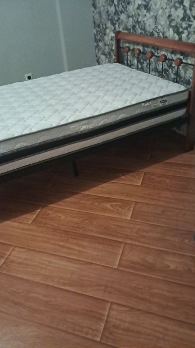 Кровать с матрасом