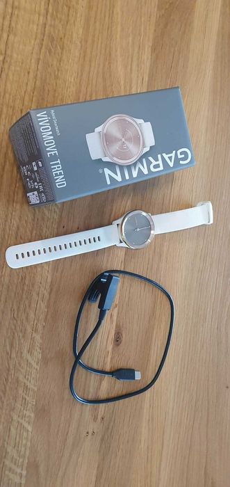 Красив дамски часовник Garmin Vivomove Trend Hybrid Smartwatch