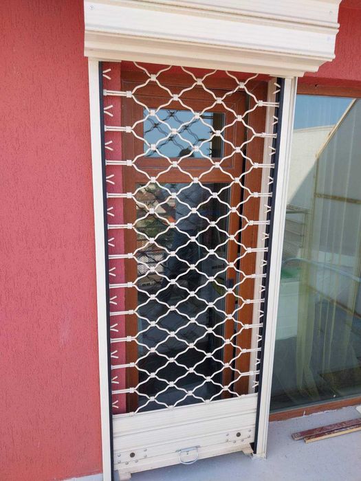 Ролетна охранителна щора за врата