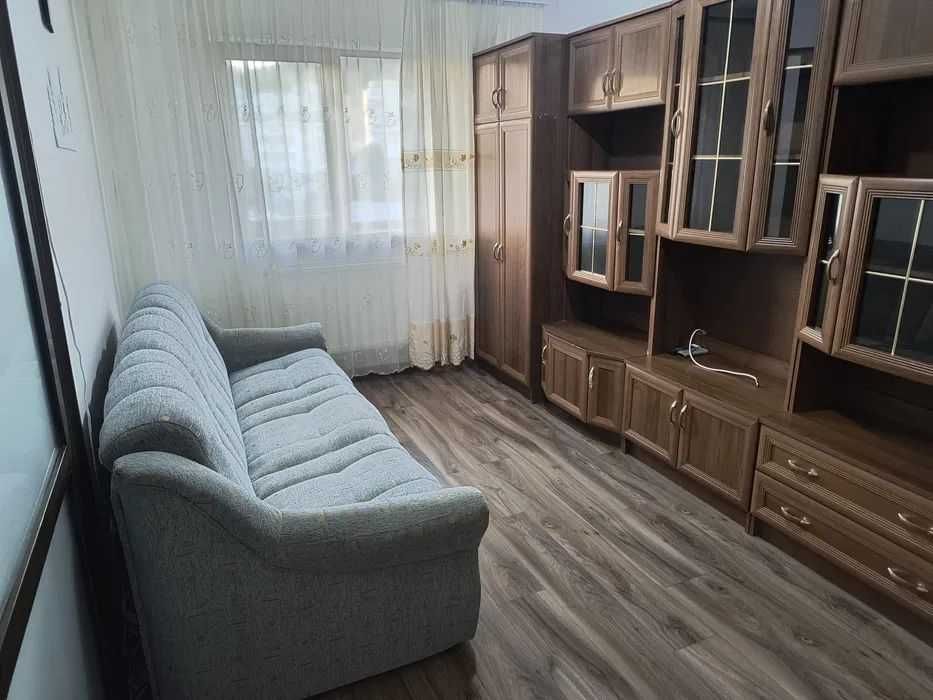 Închiriez apartament cu o cameră situat în bloc de apartamente.