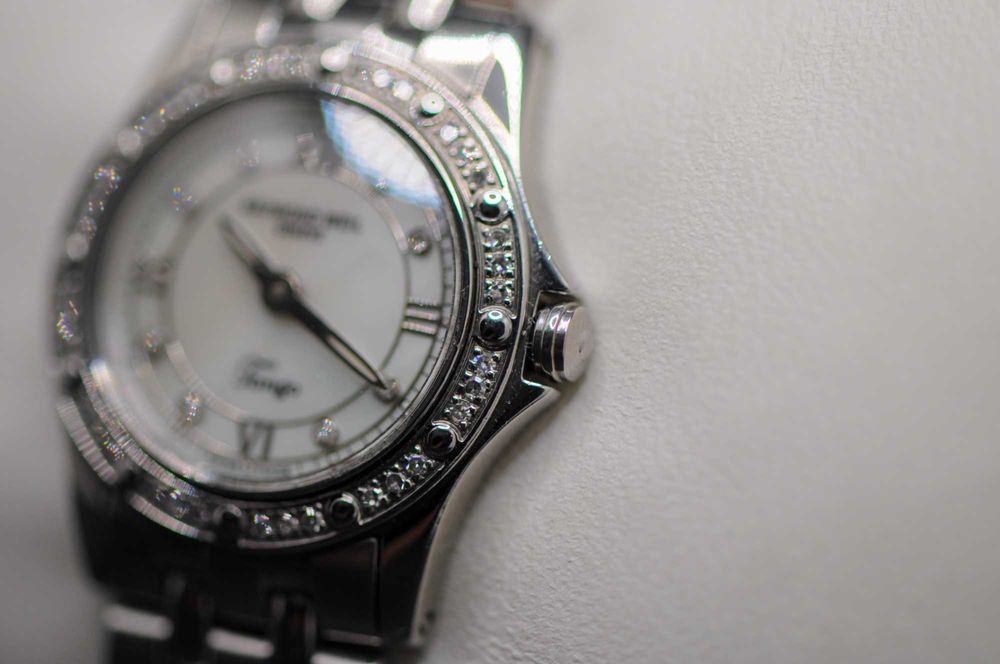 Швейцарски дамски часовник с диаманти - Raymond Weil Tango 5790