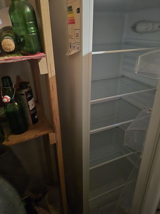 Congelator, cu sertare şi un frigider.