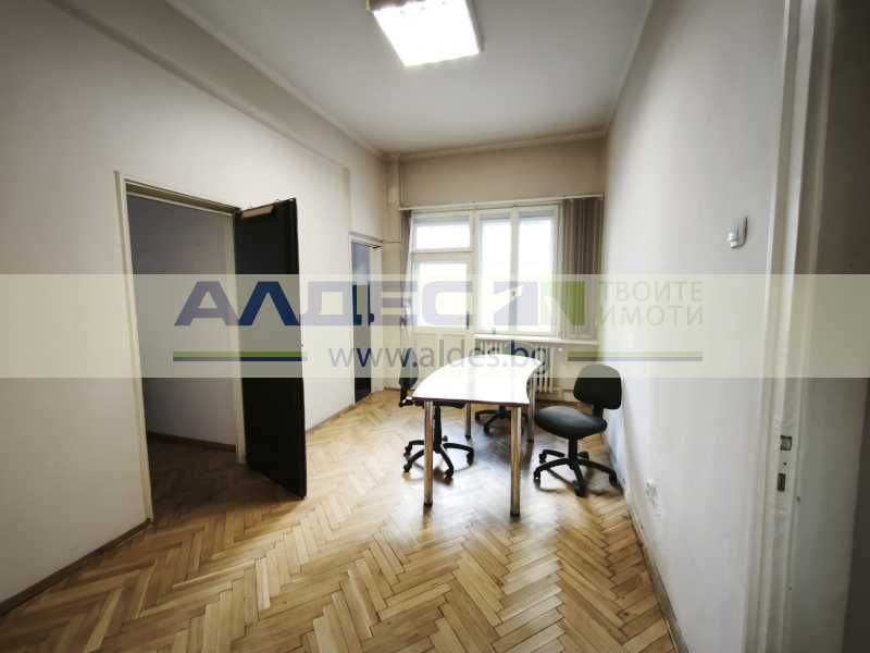 Отдава се тристаен ап. на ул. Славянска!