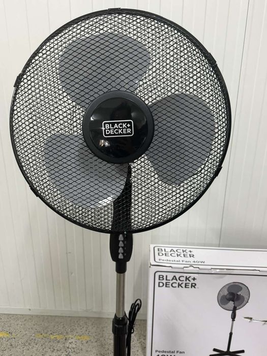 Стоящ  вентилатор Black & Decker BXEFP41E е 40-ватов модел с регулируема височина до 125 см