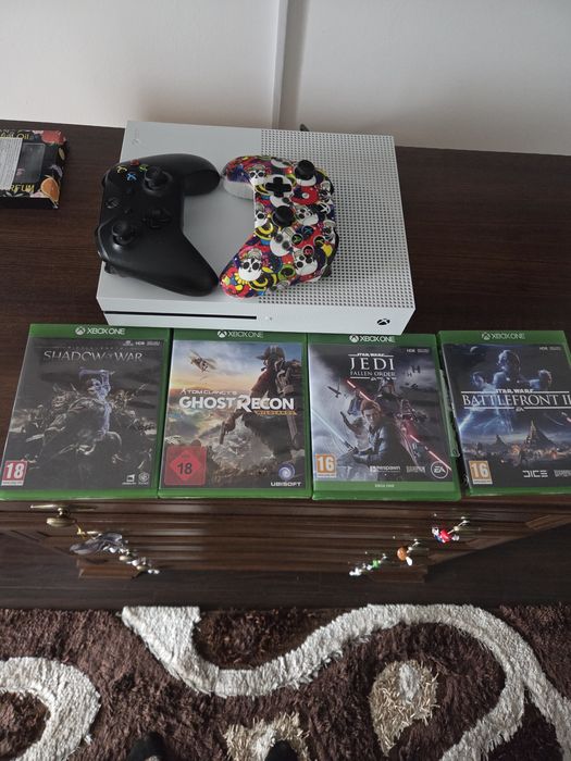 X box one s (2 manete+4 jocuri )