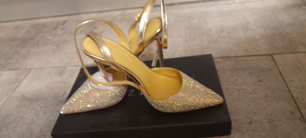 Pantofi cu briliante