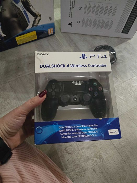 PlayStation 4 Pro 1 tb с допълнителен джойстик