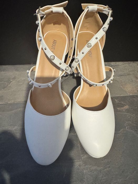 Официални бели обувки