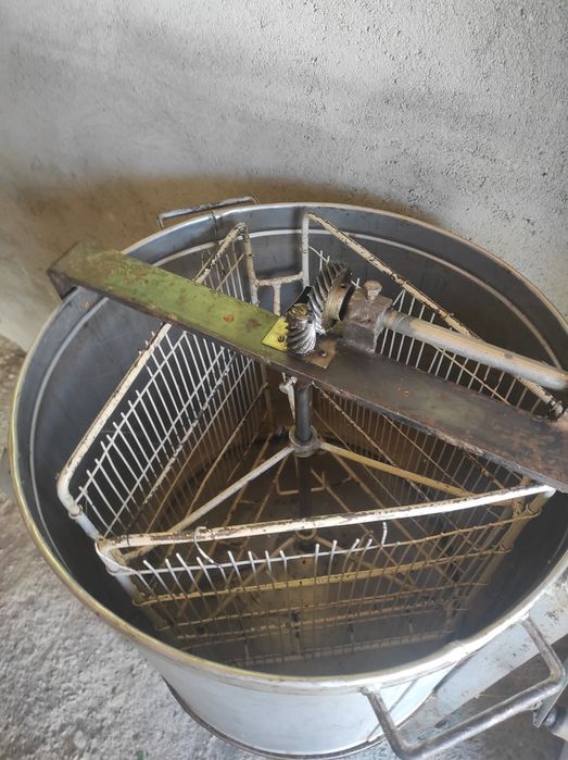 Vând centrifuga apicola