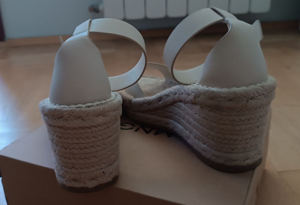 Продавам сандали 38 нoмер на платформа Mango