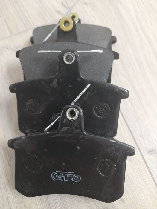 Тормозной шланг и колодки зад.