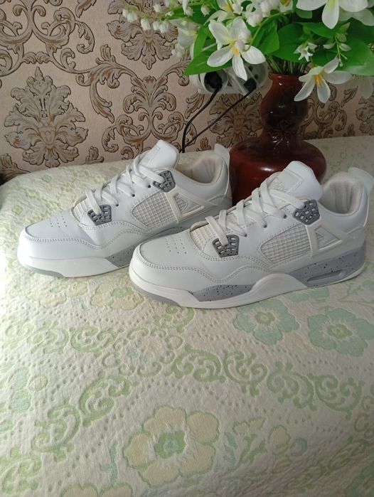 Продам кроссовки новые