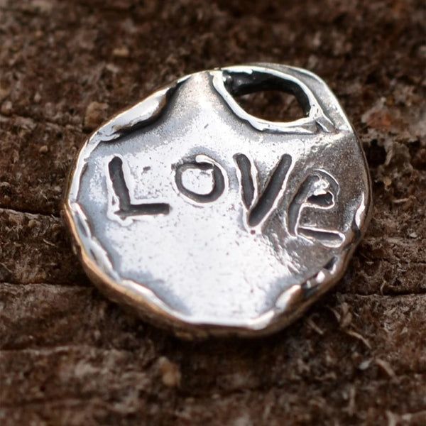 Сребърен медальон 925 „Сърце с LOVE“ –  талисман на любовта