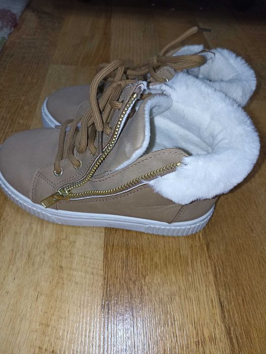 Ghetuțe fetițe in stare impecabila,nr 32! Nu ratați ocazia!!