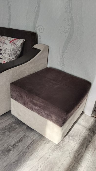 Продам диван и два кресла с пуфом