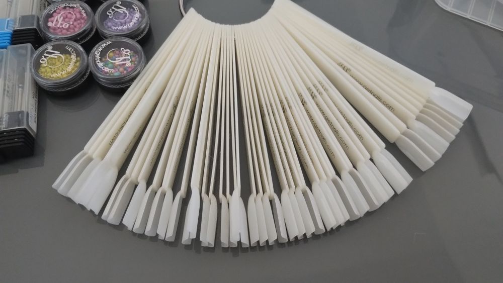 Vând  produse unghii