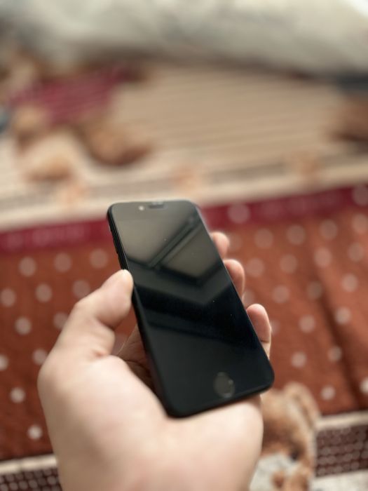 Айфон  СЕ 2 128г акб 100% в идеале