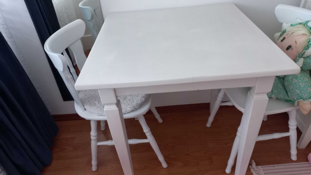 Masa alb-crem din lemn