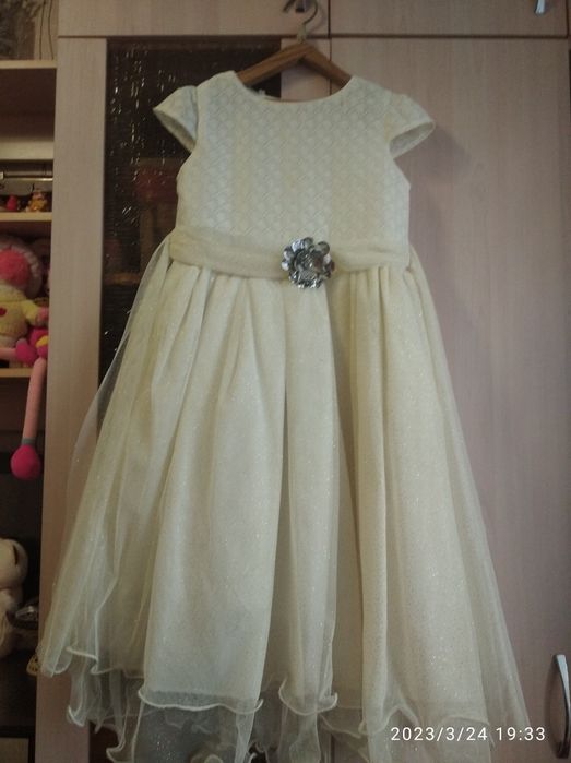 Продам бальное платье на девочку.