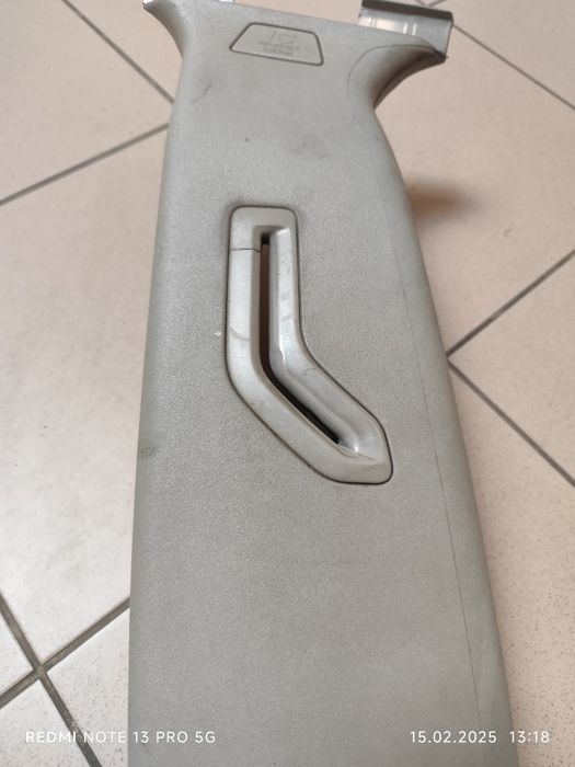 Палстмаса за лява колона на volvo v50