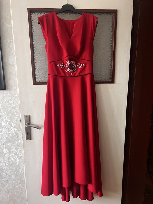 Ослепителна червена рокля с етно мотиви