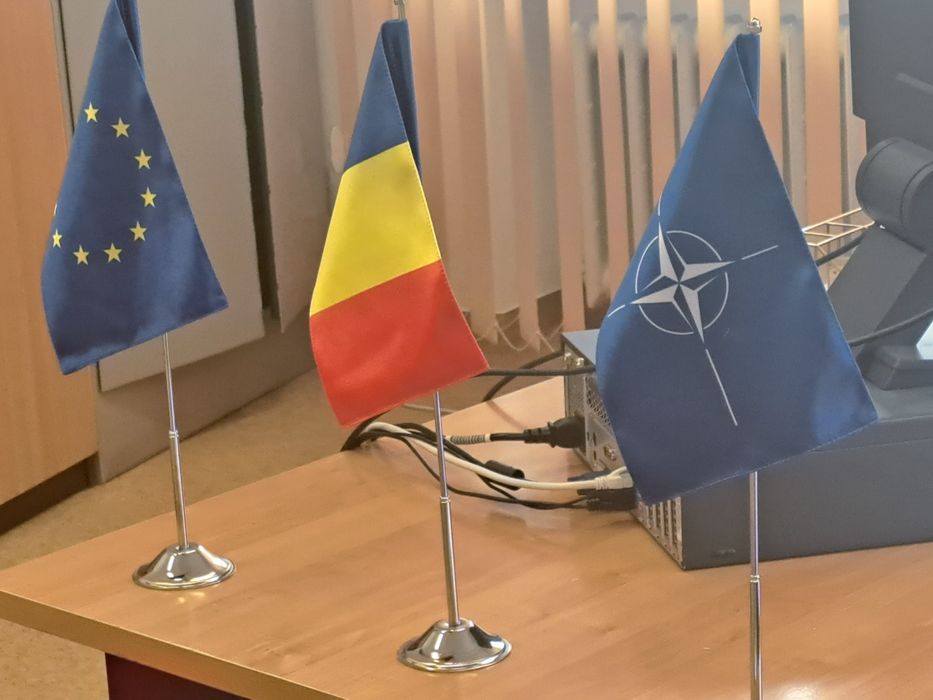 Stema Romaniei impreuna cu steagurile UE, ROU si NATO, 450 lei