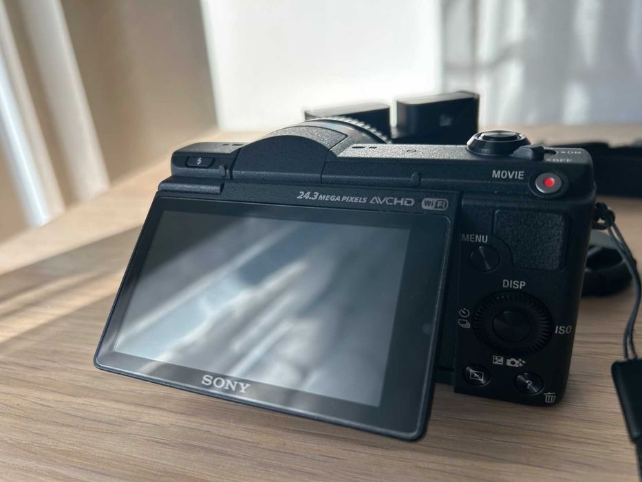 Sony a5100 (ILCE-5100) + Sony 20mm f/2.8 - само 3600 кадъра (MINT)