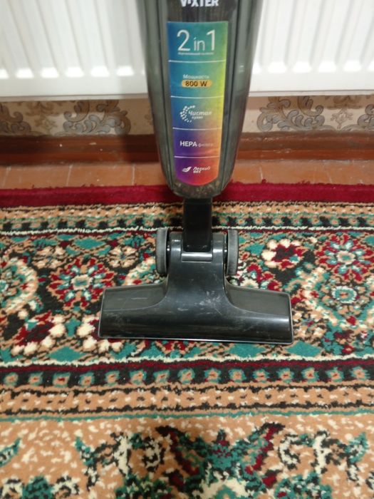 Пылесос вертикальный электрический.