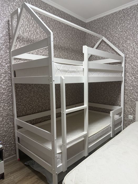 Продам двухъярусную кровать с матрасами.