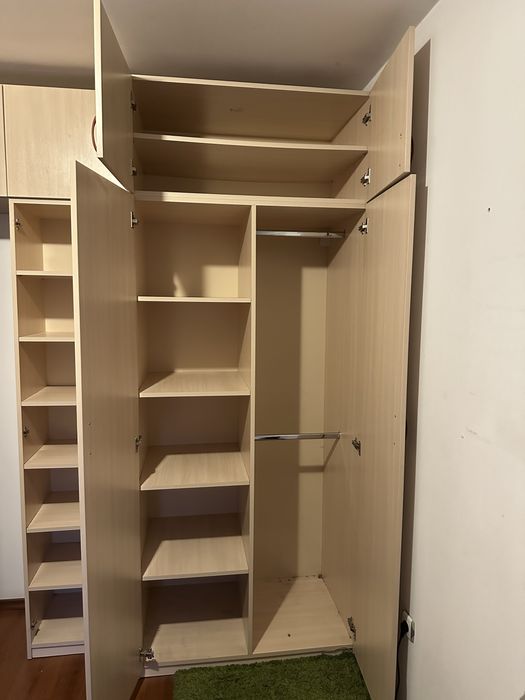 Бял гардероб с шкафчета и място за закачалки