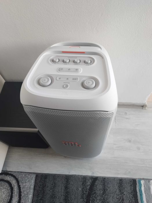 Boxa Jbl 320 alb cumpărată de 2 luni