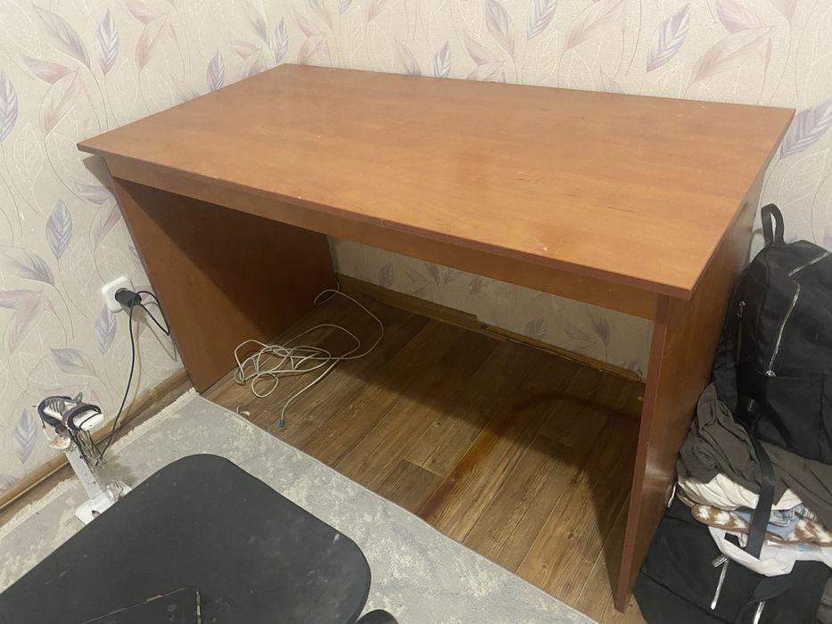 Деревянный стол письменный