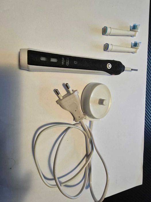 Periuță de dinți electrică Oral-B 3767 + încărcător + 2 capete de rez.